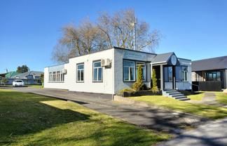 Cambridge office with storage and car parks