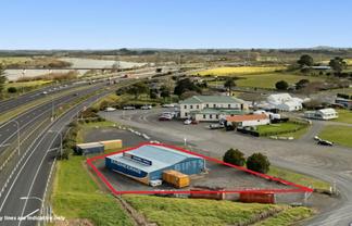 Shed, yard and eyes on SH 1