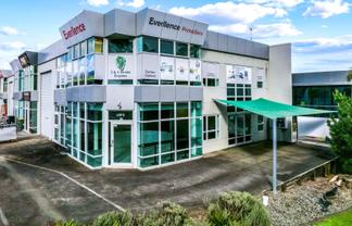 PRIME ALBANY CORNER UNIT + FIVE PARKS!
