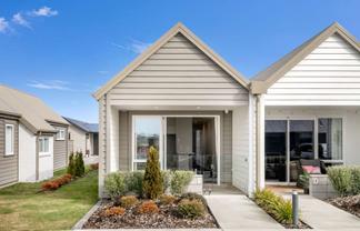 110E/30 Bob Robertson Drive, Woodend