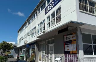 Squash Courts, Sauna & 10+ Car Parks!