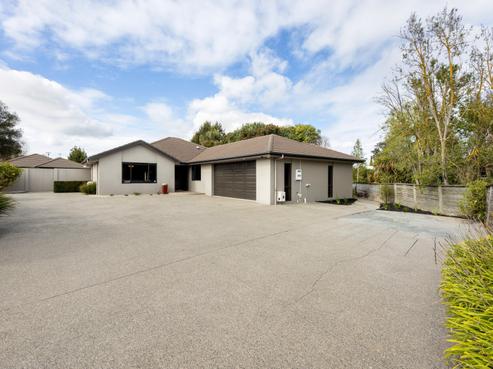 28 Somerton Drive, Huntington