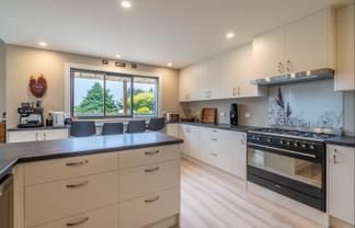 11 Bath Road, Riverton