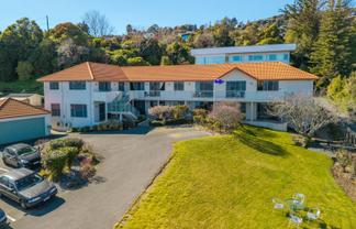 Your Gateway to Nelson's Beaches and City