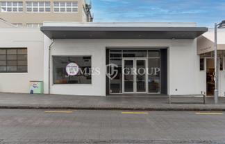 MODERN OPEN PLAN RETAIL WITH STRONG FOOT TRAFFIC