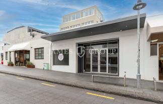 MODERN OPEN PLAN RETAIL WITH STRONG FOOT TRAFFIC