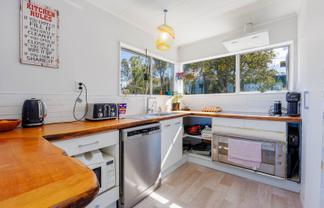 60 Ross Road, Topuni