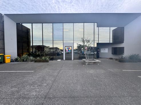 207 Avenue Road East, Hastings