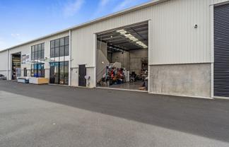 Warehouse with good sized office & parking