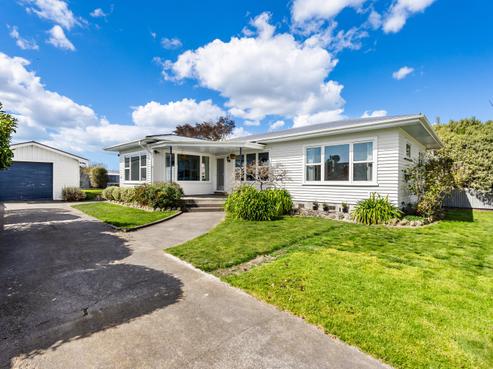 816 Clive Street, Akina