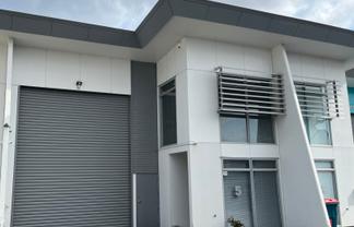 Modern premium unit in central Greerton location!