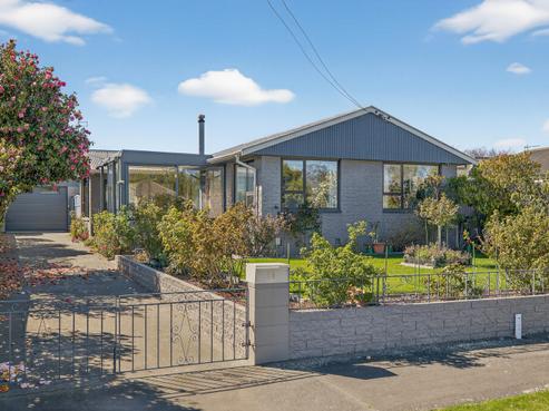 84 Greenhaven Drive, Burwood