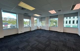 LARGE CITY FRINGE OFFICE WITH FLEXIBLE LAYOUT