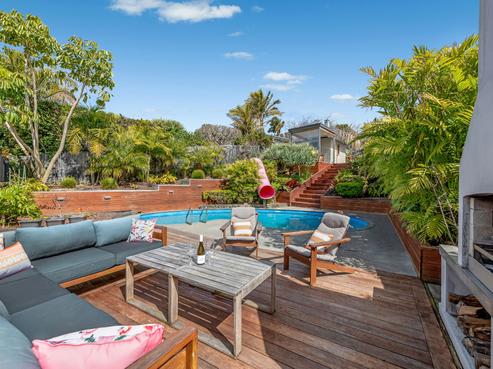 10 Charles Dickens Drive, Mellons Bay