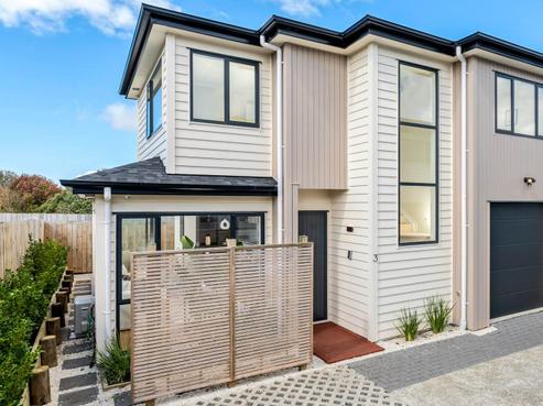 3/110 Royal Road, Massey