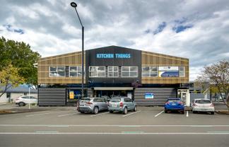 Fully refurbished city fringe showroom