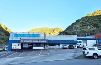 Flexible Commercial Facility with Strategic Connectivity