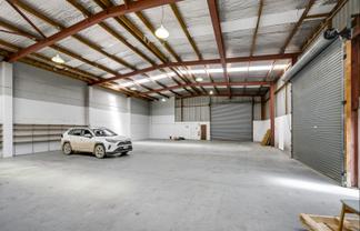 Versatile office and warehouse opportunity