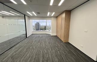 Tidy Queen Street Office + Great Amenities