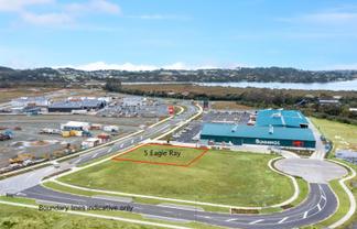 Bare land with neighbouring opportunities