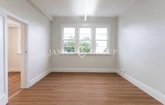 BRIGHT ORAKEI OFFICE WITH FIVE PARTITIONED SPACES