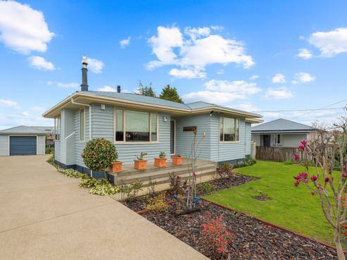 240 High Street North, Carterton