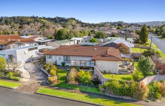 17 Lord Auckland Road, Wakefield