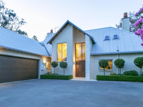 100 Beach Road East, Elgin