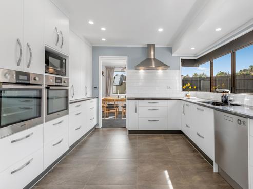 2/10 Pinewood Grove, Botany Downs