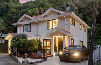 16B Parsons Glen, Karori