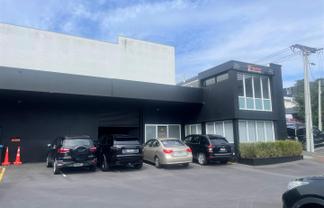 Versatile office/showroom