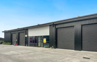 Warehouse in Drive-Around Complex