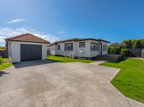 906A Churchill Street, Akina