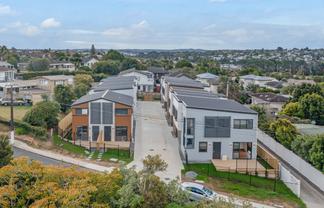 10/196 Royal Road, Massey