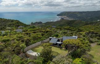 8 Log Race Road, Piha