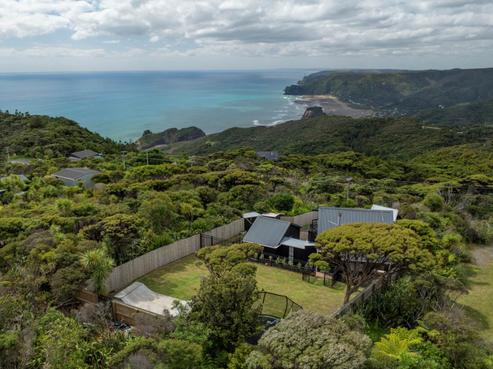 8 Log Race Road, Piha