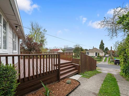 2A Manuka Crescent, Hillcrest