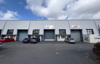 High Stud Warehouse Next to SH20 - 827 m²