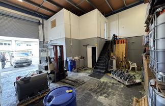 Tidy central Manakau warehouse