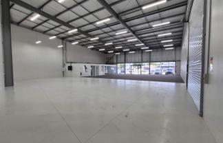 MODERN, HIGH-PROFILE TRADE RETAIL / WAREHOUSE
