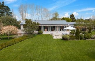 2 Valley Road, Waitoki