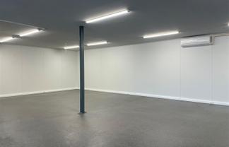 Light & tidy open plan retail