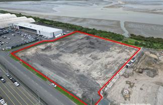 SUBSTANTIAL 4,500M² - 13,900M² METALLED YARD
