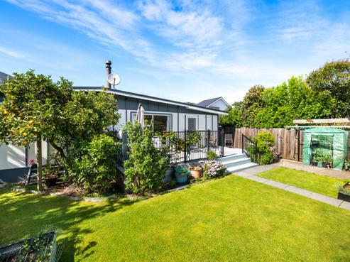 24 Beach Road, Waikawa