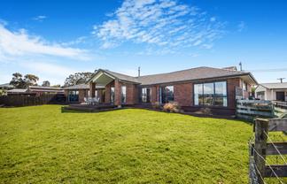64 Scroggs Hill Road, Brighton