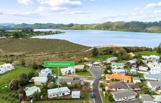 135 Everitt Crescent, Whangamata