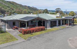 Iconic Hotel With 8 Motel Units