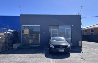 Versatile Central Showroom or retail space