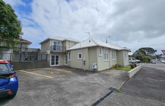 512 Devon Street East, Strandon