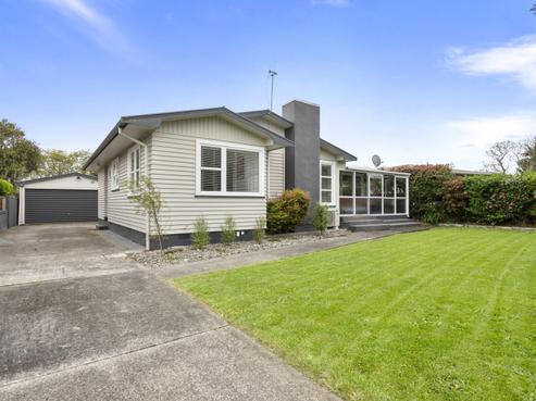 6 Ruha Street, West End